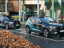 Volvo тестирует беспроводную зарядку электромобилей с компанией такси в Швеции