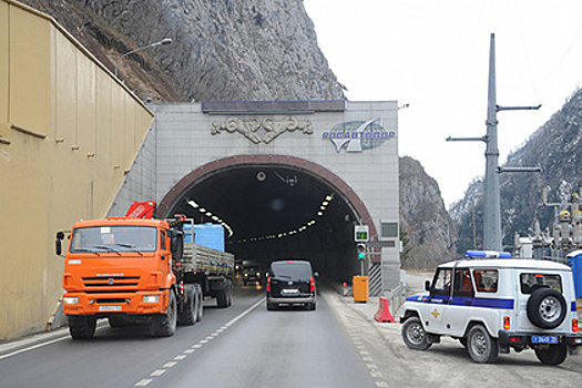 Грузовик для туристов в Сочи начал разваливаться во время проверки полицией