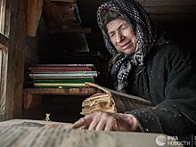 Волонтеры доставили таежной отшельнице Агафье Лыковой продукты и розы к 8 марта