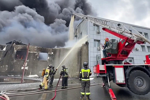 Один человек погиб, двое пострадали во время пожара на складах во Владивостоке