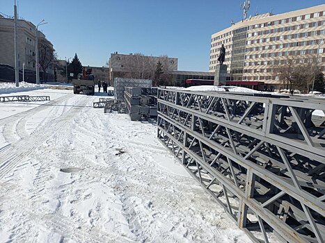 В Оренбурге приступают к монтажу трибун ко Дню Победы