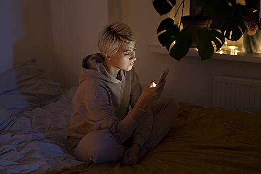 Ночные посиделки в телефоне в полной темноте оказались опасны для здоровья