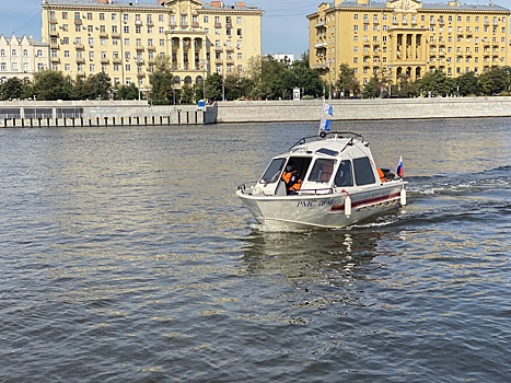 Сотрудники ПСС «Крымский мост» в выходные спасли человека из воды и вытащили автомобиль со дна Москва-реки