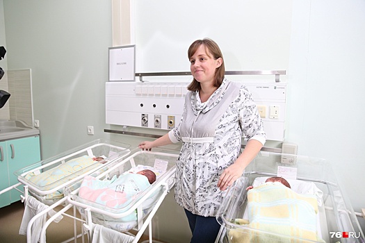 «Теперь мы - счастливая семья!» В Ярославле молодая мама родила тройняшек: трогательные фото малышей