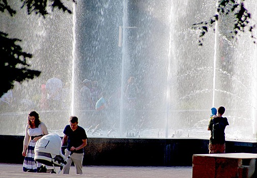 В Челябинске начали благоустраивать дворы, парки и скверы на очереди