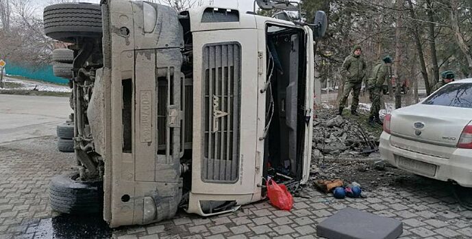 На Дону перевернулся самосвал