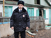 В городе Шахты Ростовской области полицейский спас из огня двух местных жителей