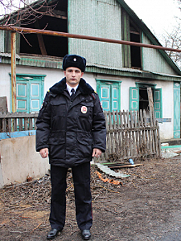 В городе Шахты Ростовской области полицейский спас из огня двух местных жителей