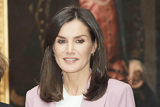 Королева Испании устроила эффектное дефиле в тесной леопардовой юбке