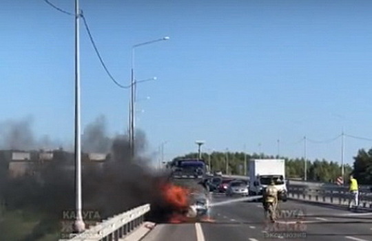 Внедорожник сгорел на окружной дороге