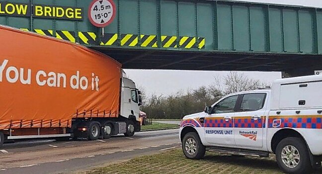 Фура с надписью «Ты сможешь» не смогла проехать под мостом в Британии