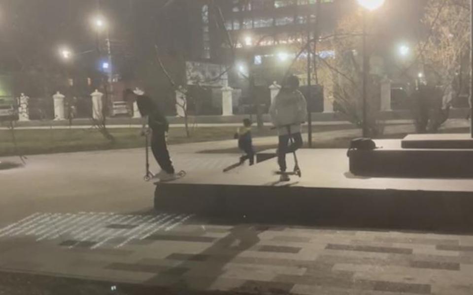 Самокатчики портят памятник Есенину в парке в Рязани