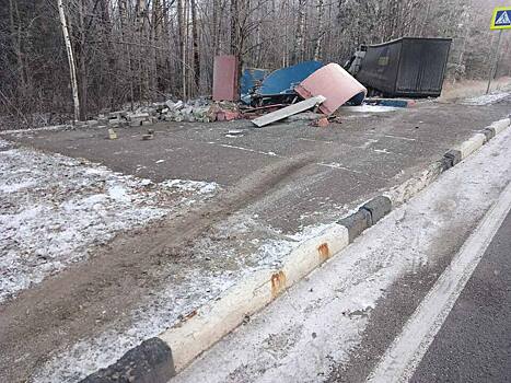 В Шабалинском районе водитель фуры снёс автобусную остановку и отправил грузовик в кювет