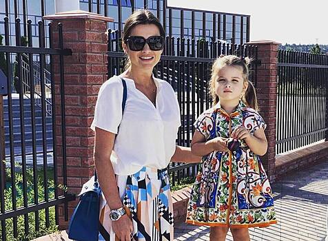 Ксения Бородина с дочерьми посетила Московский зоопарк