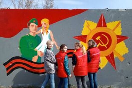Активисты ОНФ изрисовали забор у челябинского недостроя