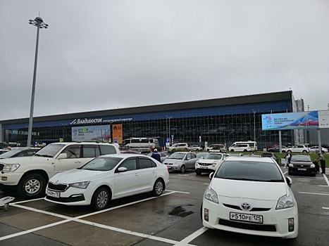 Хабаровчанка сообщила о бомбе в аэропорту Владивостока: даму ждет суд