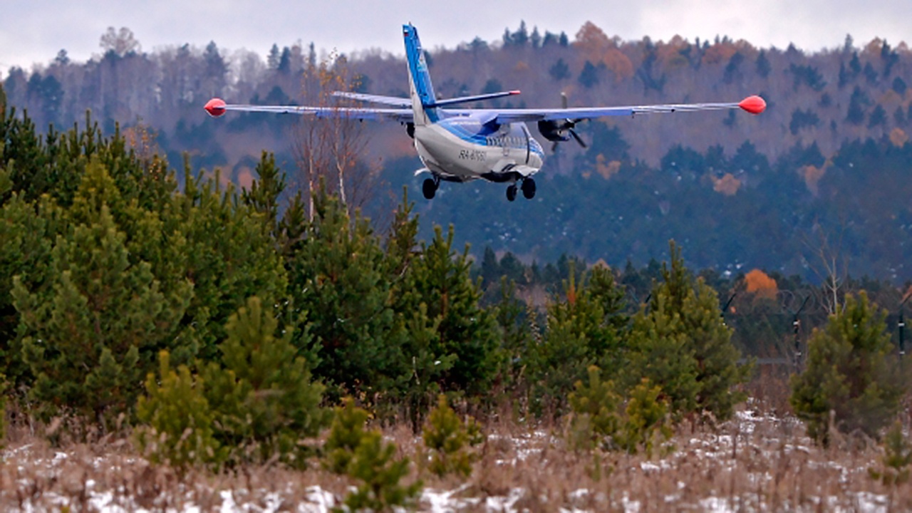 Обледеневший самолет L-410 вынужденно сел в Комсомольске-на-Амуре