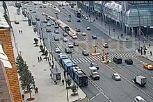 Владелец Mercedes проехал по тротуару в Москве и попал на видео
