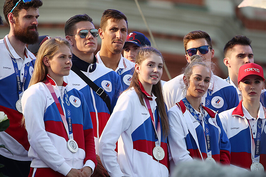 Члены сборной ОКР, участвовавшие в Олимпиаде-2020 в Токио, во время чествования на Васильевском спуске, 9 августа 2021 года