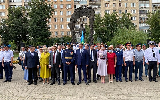 В Рязани в День ВДВ Любимов возложил цветы к памятнику Маргелову