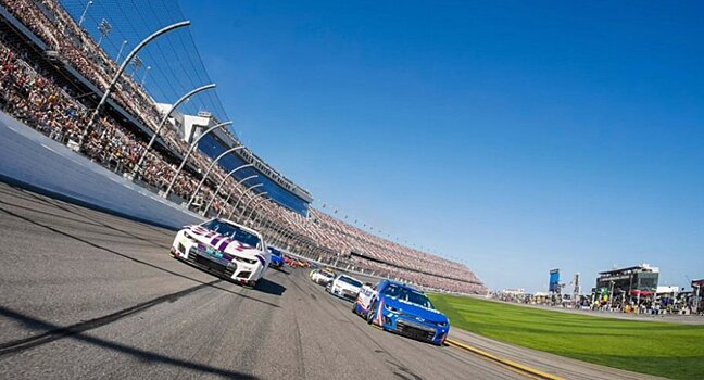 NASCAR Daytona 500: Остин Синдрик и Бабба Уоллес устроили настоящую битву, Жак Вильнёв &quot;тряхнул стариной&quot;, без аварий не обошлось