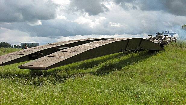 ВС России получили роботизированные мостоукладчики