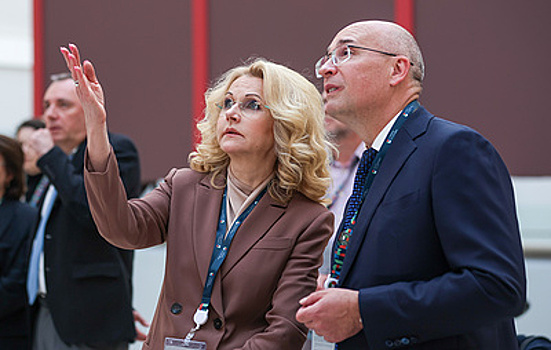 Голикова посетила выставку "Окна ТАСС" в Эрмитаже