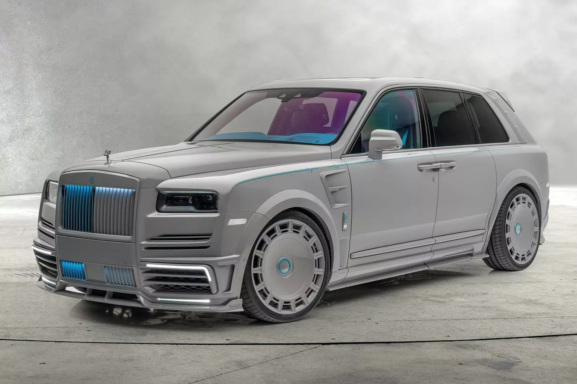 Mansory сделала серо-голубой Rolls-Royce Cullinan