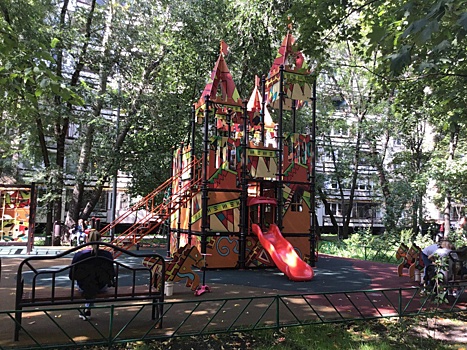 Пестрые детские игровые комплексы появились на Краснобогатырской