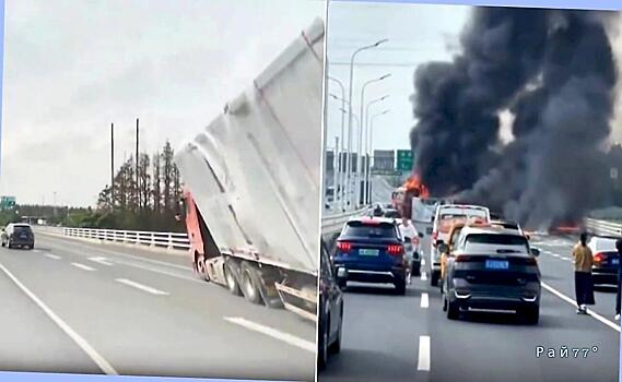 Водитель опрокинул грузовик, уходя от столкновения с легковушкой
