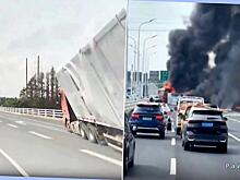 Водитель опрокинул грузовик, уходя от столкновения с легковушкой