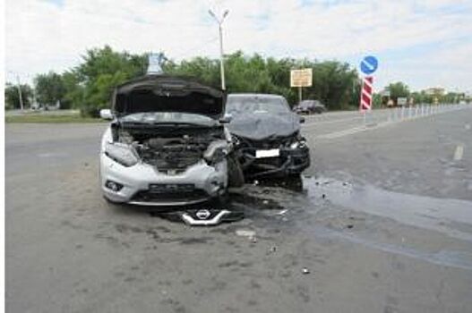 Два человека пострадали при столкновении Toyota и Renault в центре Москвы