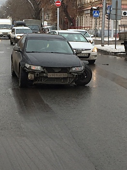 В Саратове посреди дороги у иномарки оторвалось колесо