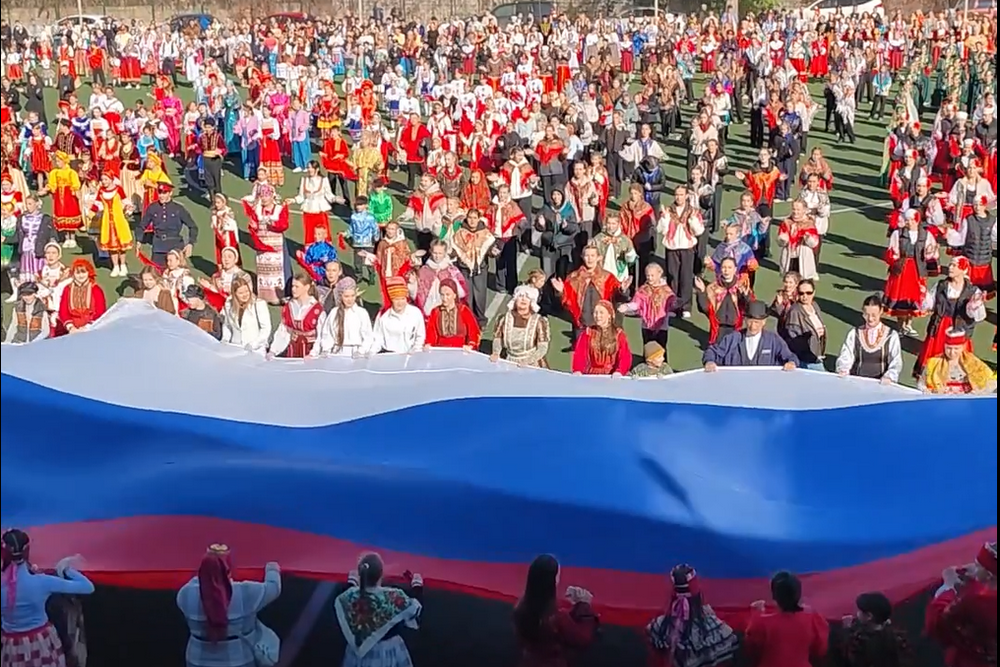 В Крыму накануне Дня народного единства более 1000 человек станцевали Калинку