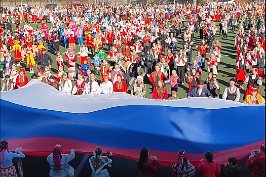 В Крыму накануне Дня народного единства более 1000 человек станцевали "Калинку"