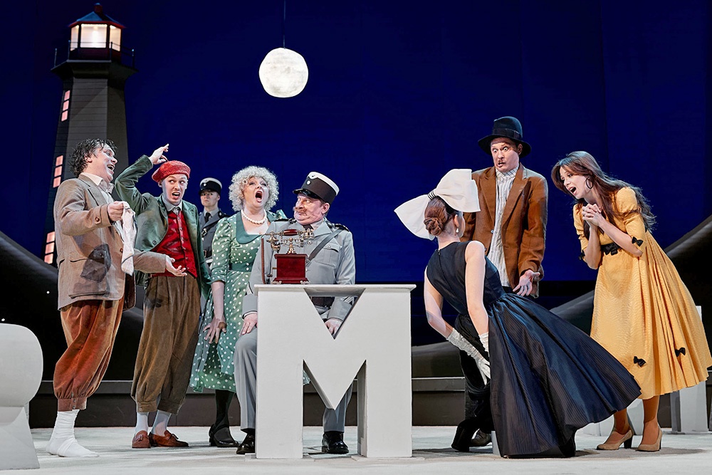 В Театре им. Пушкина кипят итальянские страсти в комедии «Человек и джентльмен»