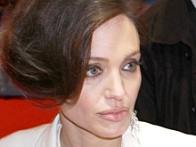 СМИ: Анджелина Джоли думает обратиться к суррогатной матери