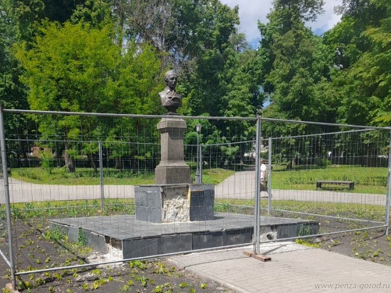 Бюст Лермонтова в Пензе огородили для безопасности граждан