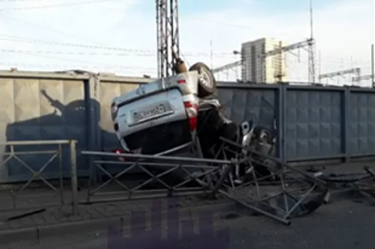 Ночью в Красноярске пьяный водитель врезался в бетонный забор