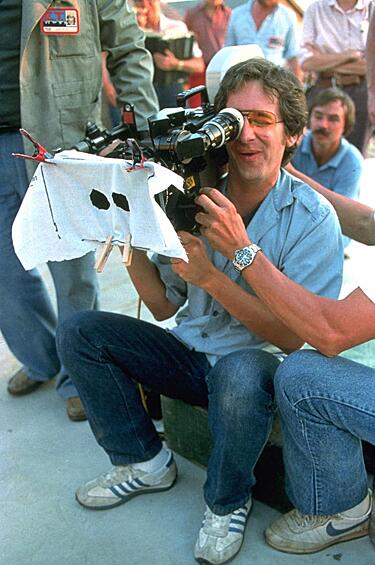 «Инопланетянин» (1982). Стивен Спилберг с камерой, покрытой белой тканью с двумя отверстиями. Она использовалась, чтобы получить кадры от лица Инопланетянина.