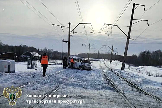 Поезд влетел в иномарку с пенсионерами