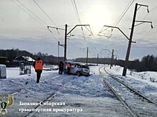 Поезд влетел в иномарку с пенсионерами