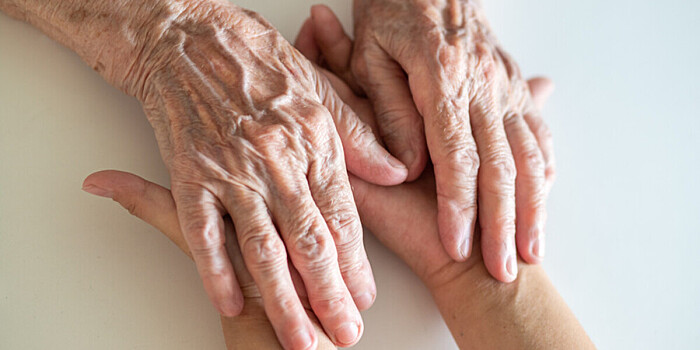Американка отметила 105-летие в окружении спасателей, с любимым виски и футболом