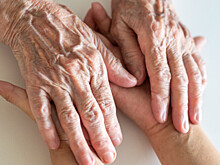 Американка отметила 105-летие в окружении спасателей, с любимым виски и футболом