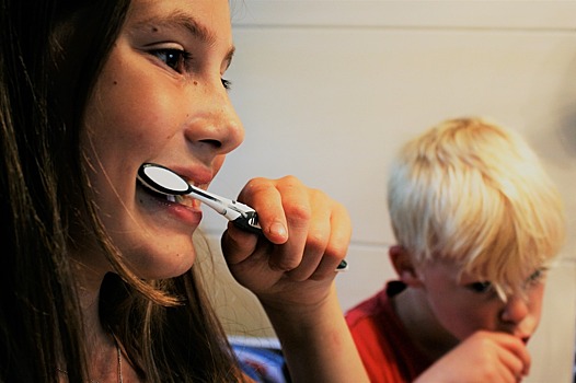 Стоматолог рассказала об опасности частой чистки зубов