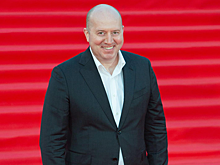 48-летний Сергей Бурунов дал редкий комментарий о личной жизни: «Стараюсь не бежать впереди паровоза»