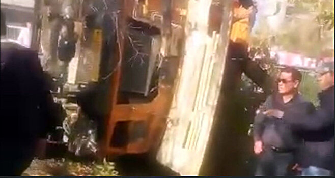 Жесткое ДТП в Бишкеке: авто влетело в столб, женщина в коме — фото с места