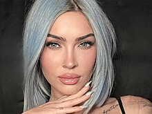 Актриса Меган Фокс перекрасилась в синий и сделала стрижку