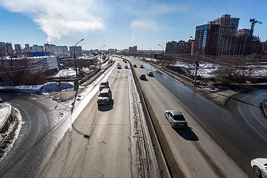 Автомобили и дорога пострадали из-за падения грунта с железнодорожного моста в Новосибирске