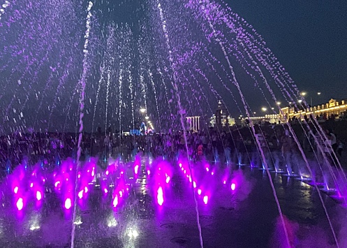 Светомузыкальный фонтан открыли на Нижневолжской набережной